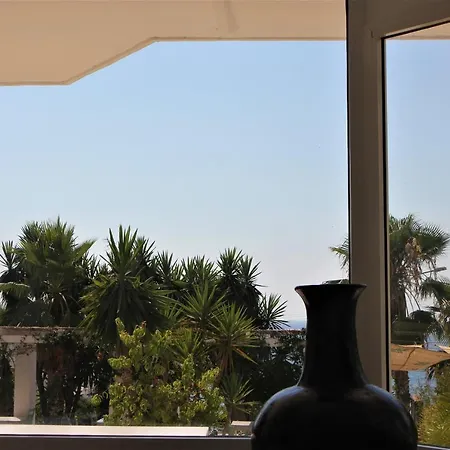 Saranda Hotel 3* סרנדה